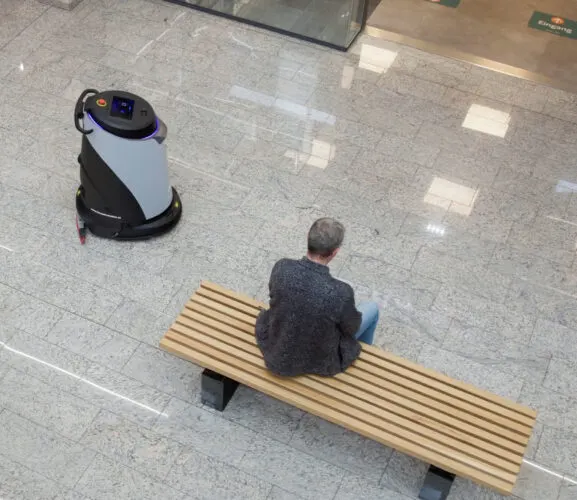 Raggiungere la massima autonomia nelle operazioni di pulizia del centro commerciale: Gausium Scrubber 50 a FMZ Imst