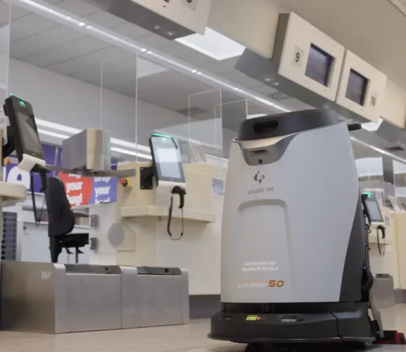 Migliorare l’efficienza delle pulizie all’aeroporto di Salisburgo con il vaporetto 50 di Gausium