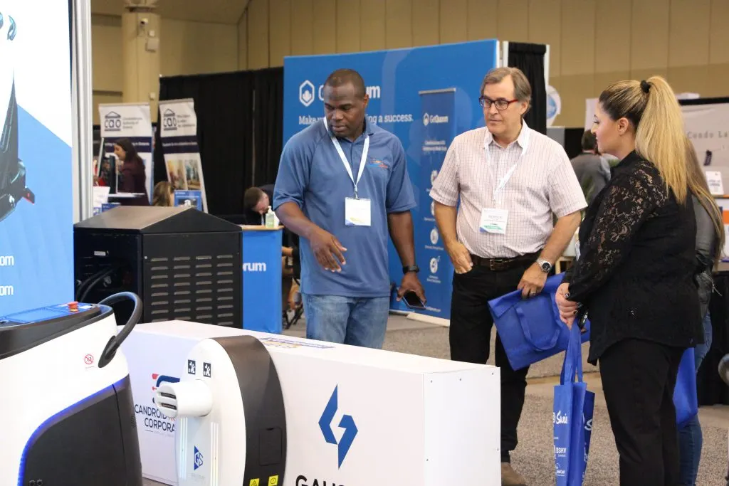 Robot di Gausium a ISSA Canada