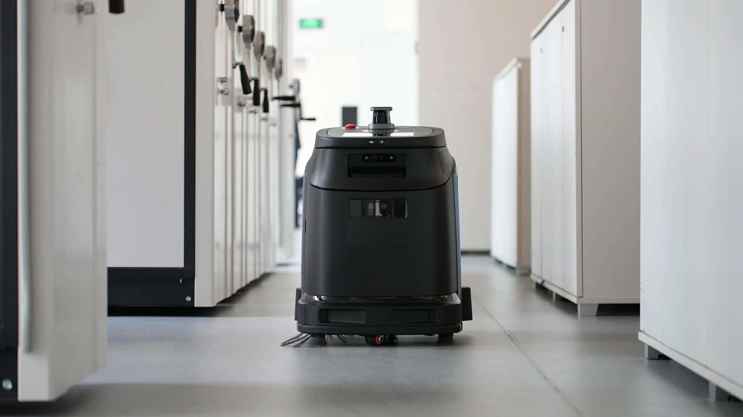 Robot di pulizia per grandi strutture commerciali: modelli di distribuzione e configurazione del modello [b]
