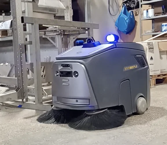 MAKELIS automatizza la pulizia quotidiana dei pavimenti nel proprio stabilimento produttivo con Gausium Beetle