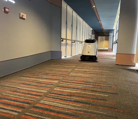 L'hotel cinese potenzia il successo commerciale con Gausium Vacuum 40 Diffusore